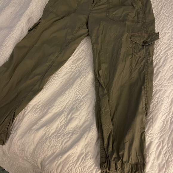 DKNY Active Camo Green Cargo Capris Pants Size 6 - Picture 5 of 7